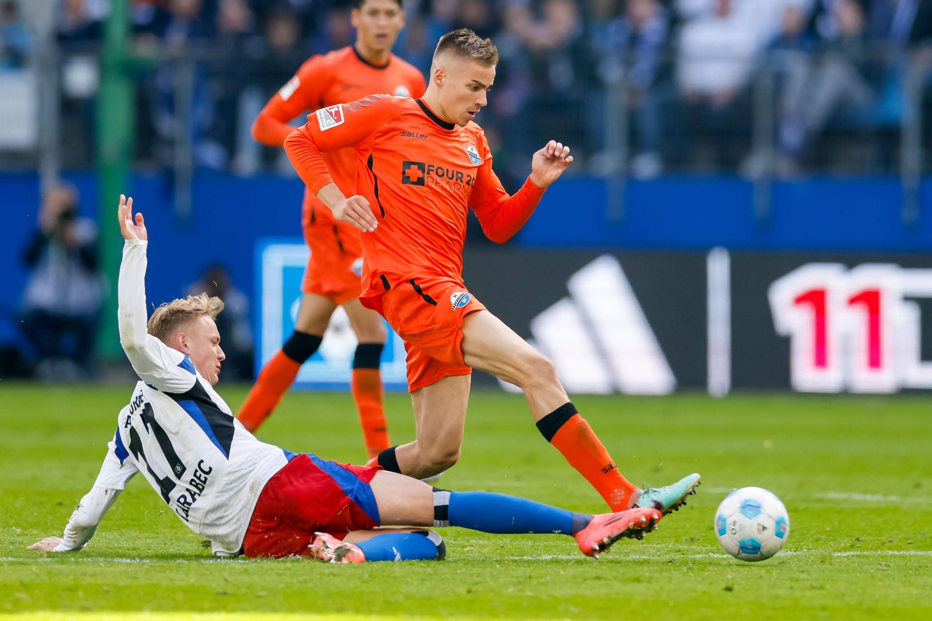 Adam Karabec (links) gegen Filip Bilbija: Der HSV und Paderborn lieferten sich einen torreichen Schlagabtausch.