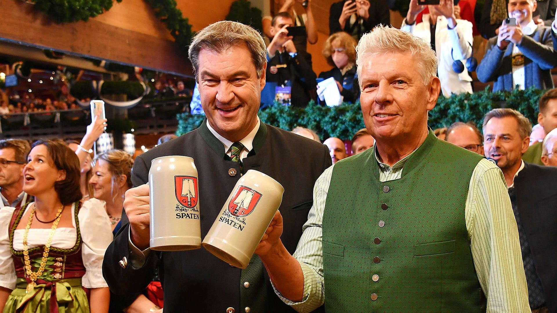 Markus Söder und Münchens Oberbürgermeister Dieter Reiter auf dem Oktoberfest (Archivbild): "Viel Spaß im Elfenbeinturm", wünschen Menschen, denen es auf der Wiesn zu teuer geworden ist.