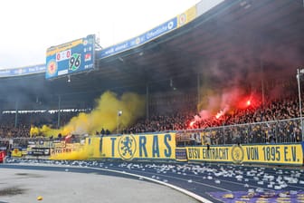 Anhänger von Eintracht Braunschweig zünden Bengalos: Beim Niedersachsen-Derby Anfang Oktober soll es weitere Protestaktionen geben.