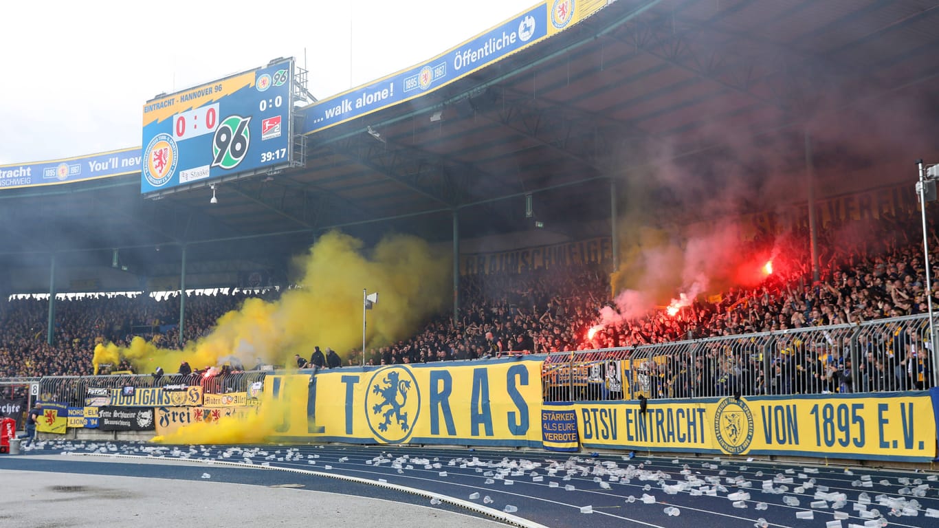 Anhänger von Eintracht Braunschweig zünden Bengalos: Beim Niedersachsen-Derby Anfang Oktober soll es weitere Protestaktionen geben.