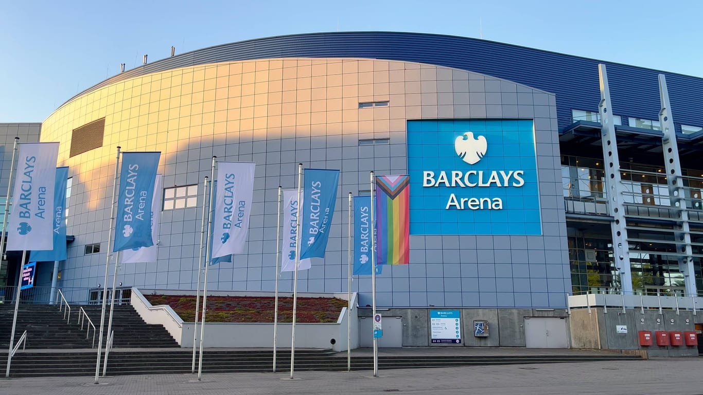 Die Barclays Arena von außen: Hier wollen die beiden Podcaster Nizar Akremi und Shayan Garcia Ende November auftreten.