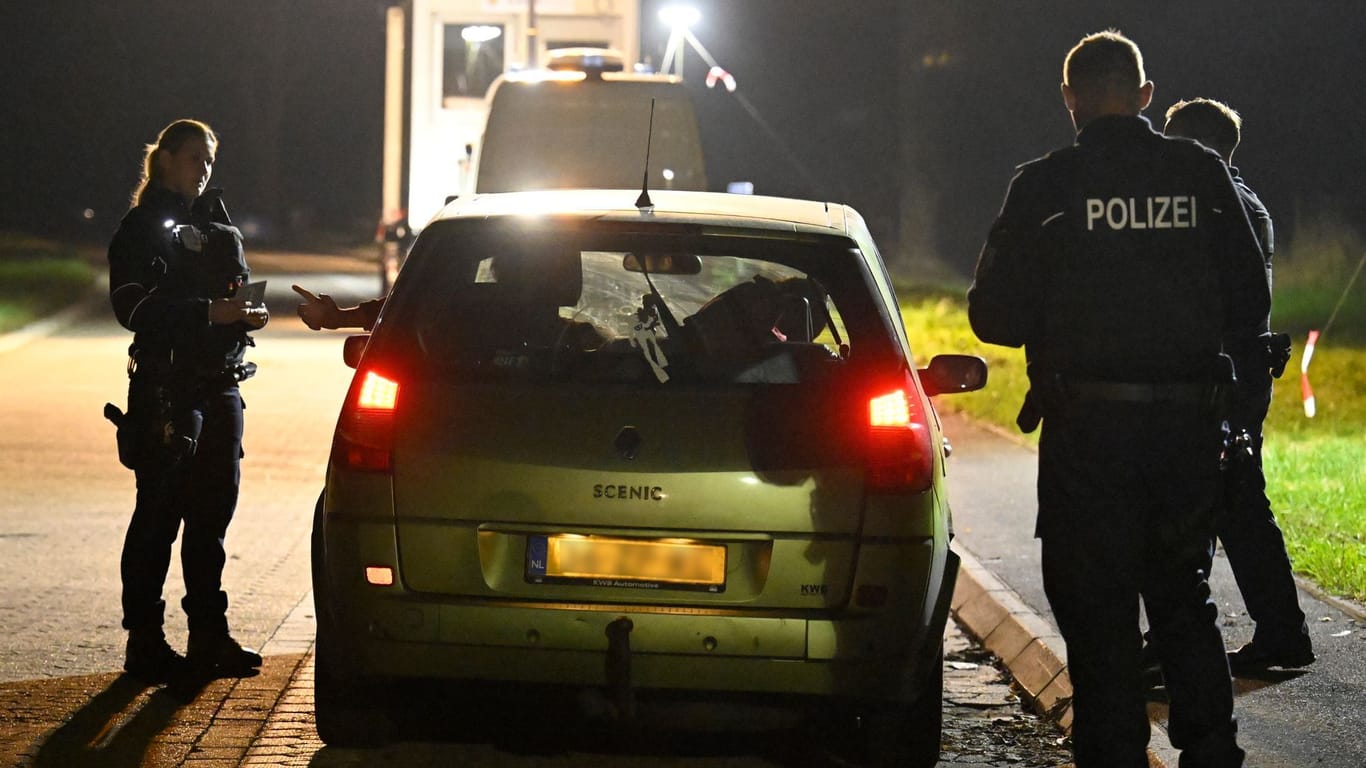 Kontrollen der Bundespolizei NRW in der Nacht zu Montag am früheren Grenzübergang "Köpfchen".