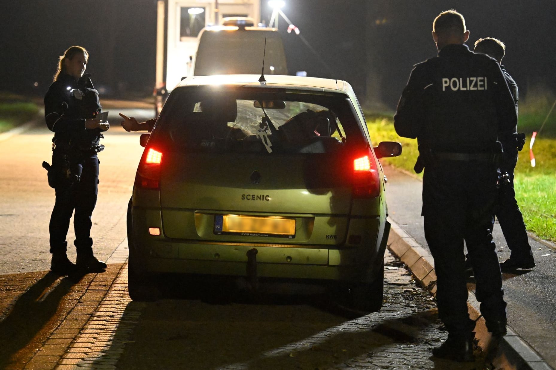 Kontrollen der Bundespolizei NRW in der Nacht zu Montag am früheren Grenzübergang "Köpfchen".