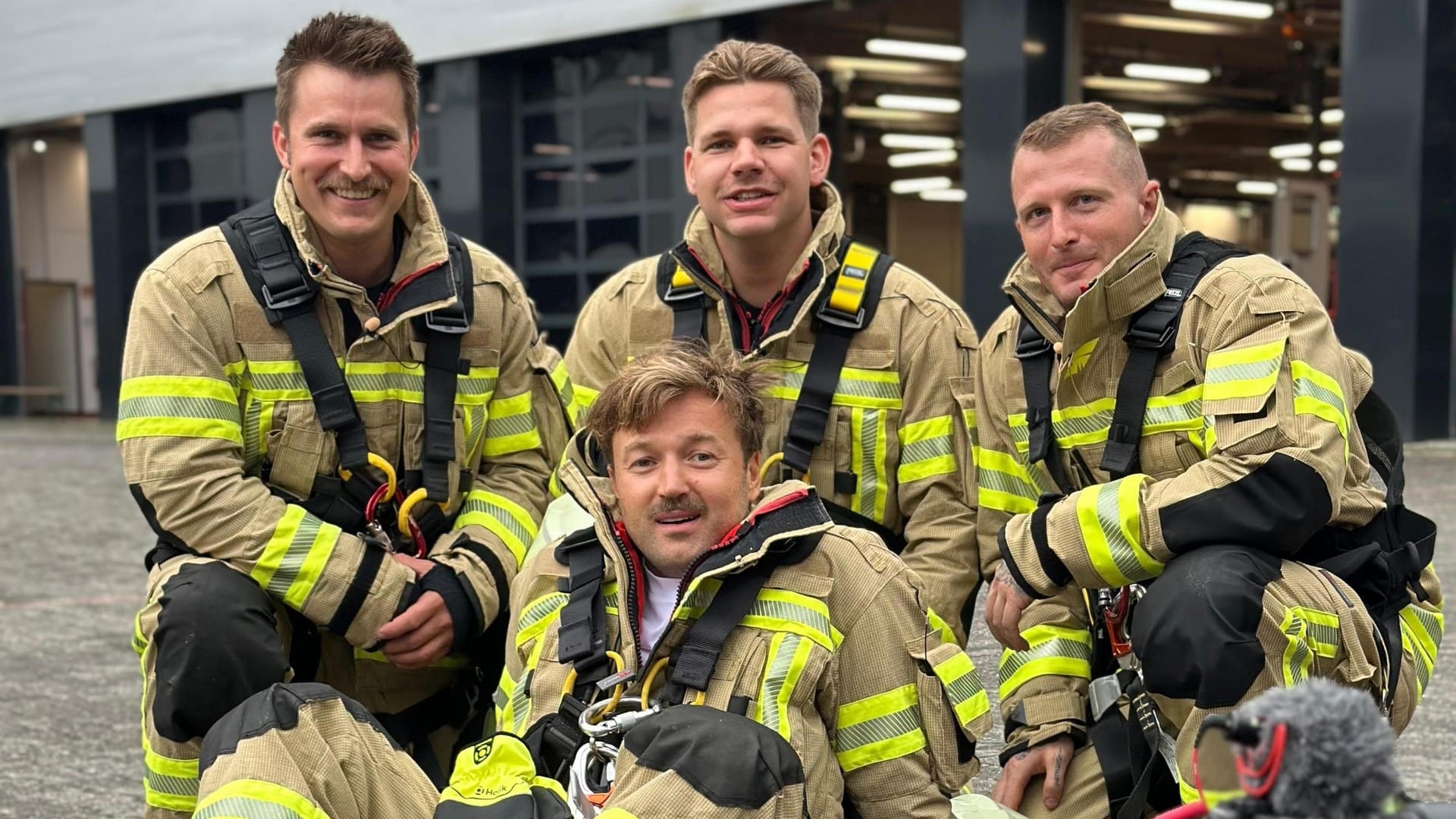 Galileo-Reporter Martin Dunkelmann inmitten von Feuerwehrleuten der Berufsfeuerwehr Köln: Er testete, wie die Ausbildung zum Feuerwehrmann abläuft.