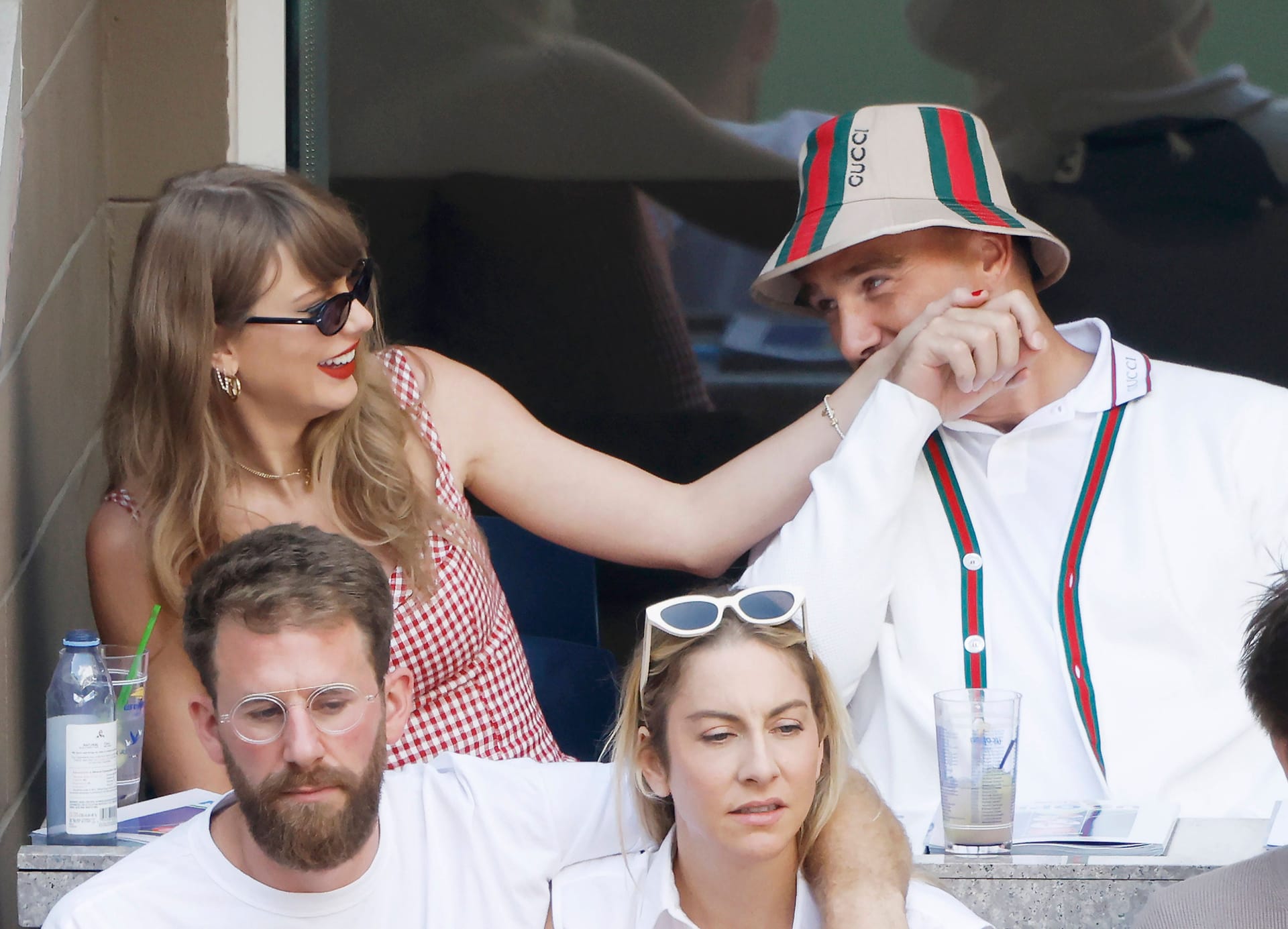 Taylor Swift und Travis Kelce zeigten sich ganz verliebt beim Finale der US Open.