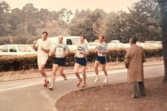 Als der Berlin-Marathon laufen lernte: Die US-Starter um Martin Teague (4. v. l.) während der Premiere des Rennens am 13. Oktober 1974.