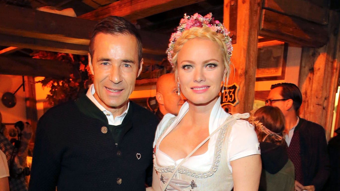 Kai Pflaume und die Influencerin Franziska Knuppe auf der Wiesn (Archivfoto): So mancher Oktoberfest-Moment amüsiert den bekannten Moderator.