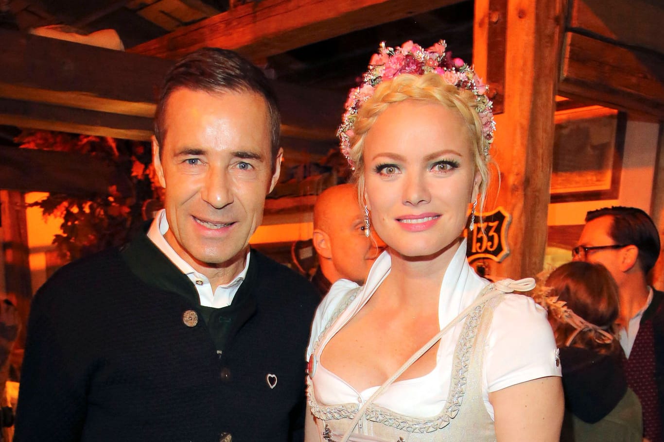 Kai Pflaume und die Influencerin Franziska Knuppe auf der Wiesn (Archivfoto): So mancher Oktoberfest-Moment amüsiert den bekannten Moderator.