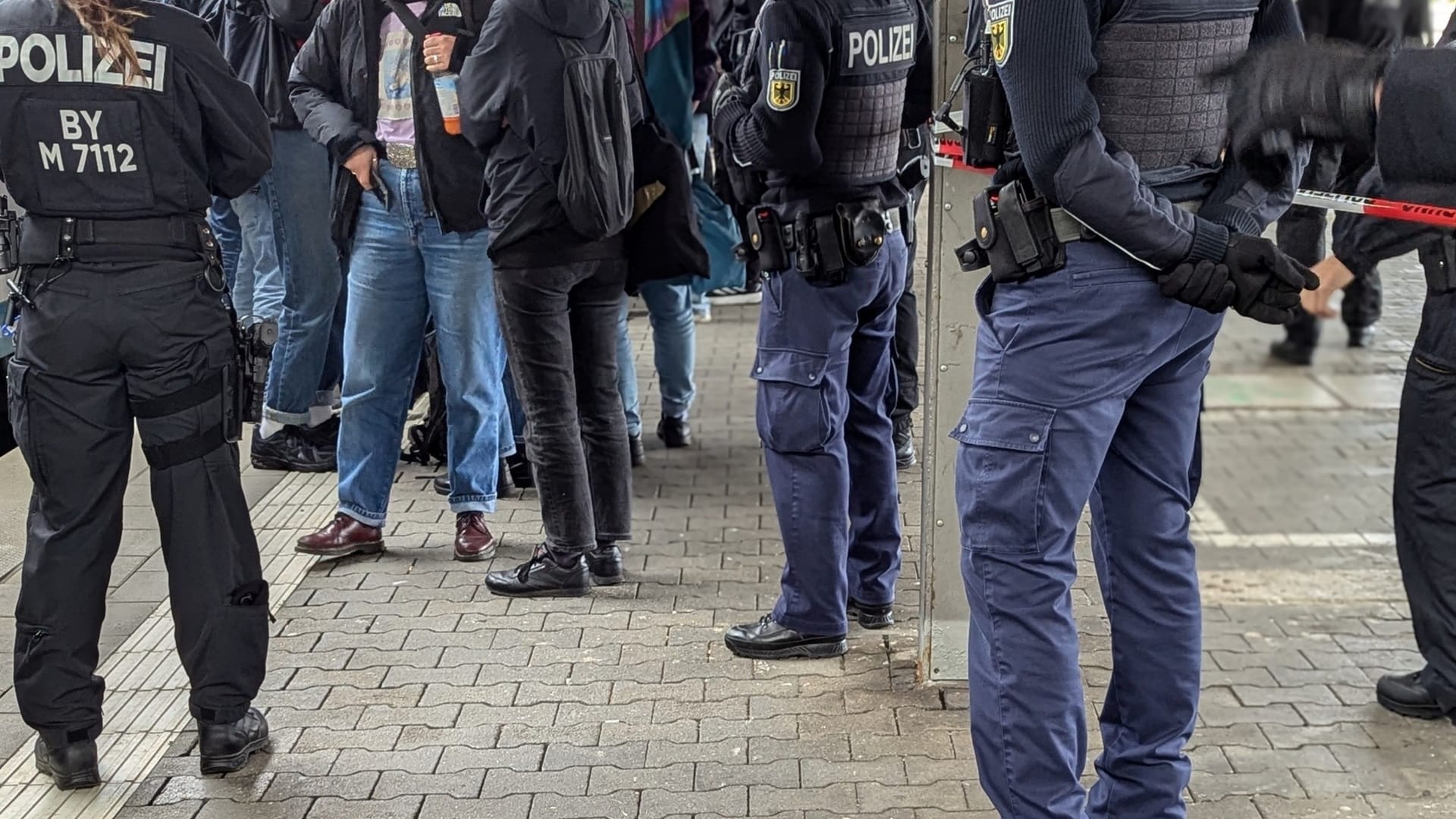 Zu einer politischen Auseinandersetzung kam es am Samstag am Münchener Hauptbahnhof.