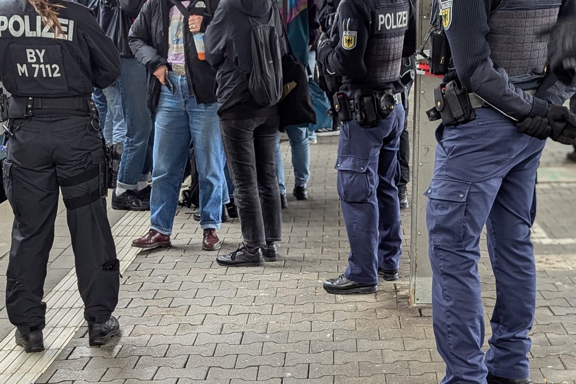 Zu einer politischen Auseinandersetzung kam es am Samstag am Münchener Hauptbahnhof.