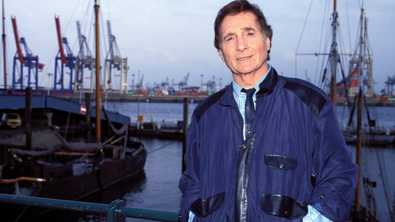 Der Seemann und das Meer (Archivbild): Freddy Quinn steht im Hamburger Hafen.