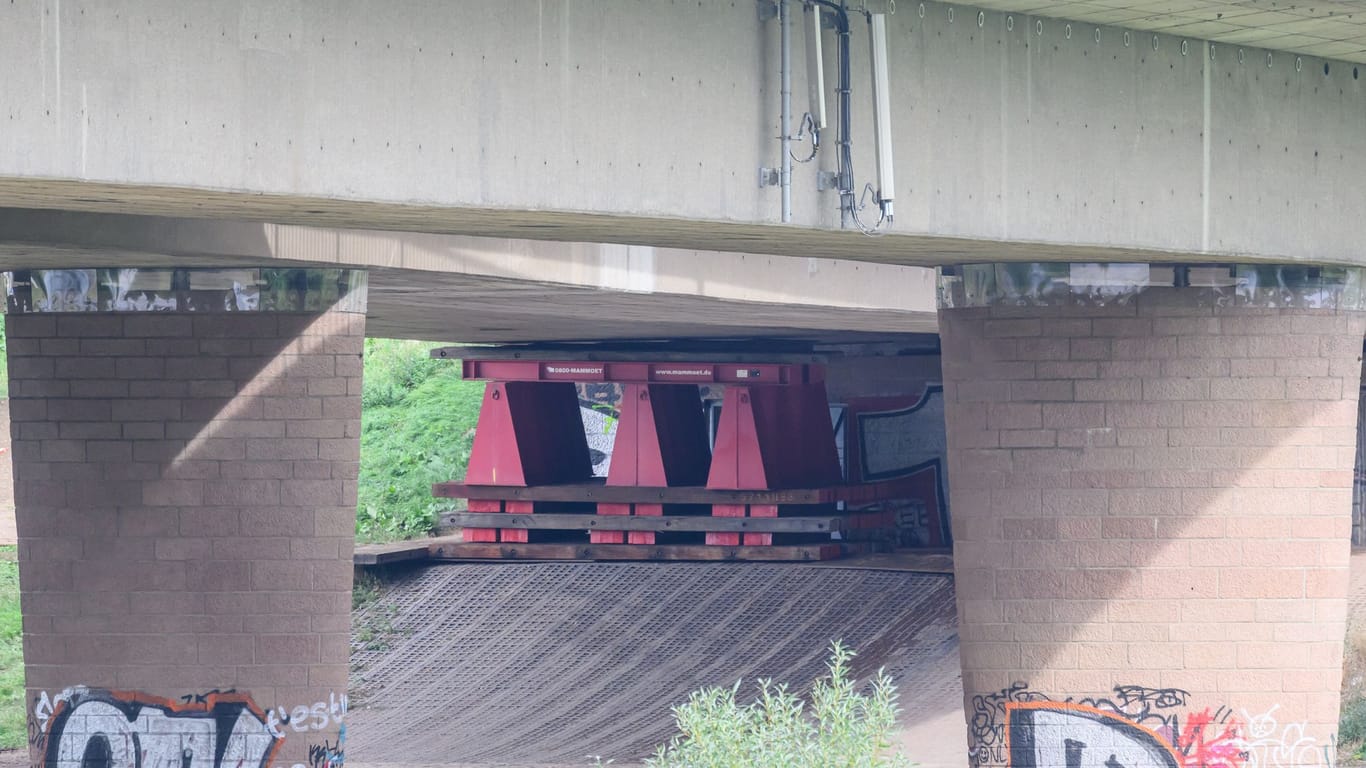 Ein Unterbau stützt den nicht eingestürzten Teil der Carolabrücke: Am Tag nach dem Teileinsturz der Carolabrücke laufen die Sicherungsarbeiten an dem Bauwerk.