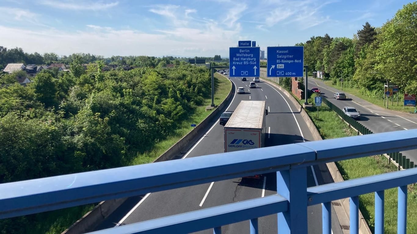 Blick auf die Braunschweiger Autobahn: Die Sperrung der Ausfahrt an der Anschlussstelle Braunschweig-Südstadt sowie der Auffahrt von der A36 auf die A39 dauert länger.