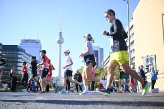 Läuferinnen über die Torstraße mit dem Fernsehturm im Hintergrund: In diesem Jahr schafften es deutlich über 50.000 Personen ins Ziel.