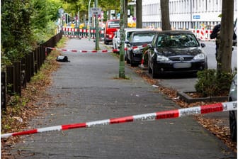 Polizeiabsperrungen am Tatort in Frankfurt: In der Nacht zu Samstag, dem 14. September 2024, kam es in der Ostparkstraße in Frankfurt-Bornheim zu einem größeren Einsatz von Polizei und Rettungsdienst. Am Samstagmorgen, gegen 08:00 Uhr, war ein Teil der Ostparkstraße weiterhin abgesperrt, während die Ermittlungen der Polizei fortgesetzt wurden. Der Einsatz geht auf den Verdacht eines Tötungsdelikts zurück, der aktuell im Raum steht.Auf einem Gehweg wurden diverse Blutspuren entdeckt, was die Spekulationen über ein schweres Verbrechen verstärkt. Die Polizei sicherte den Bereich weiträumig, und es wird mit Hochdruck an der Aufklärung des Falles gearbeitet.Vor Ort wurde ebenfalls das Eintreffen der Kriminalpolizei erwartet, die die weiteren Untersuchungen übernehmen soll. Details zu möglichen Tatverdächtigen oder weiteren Hintergründen sind derzeit noch nicht bekannt.