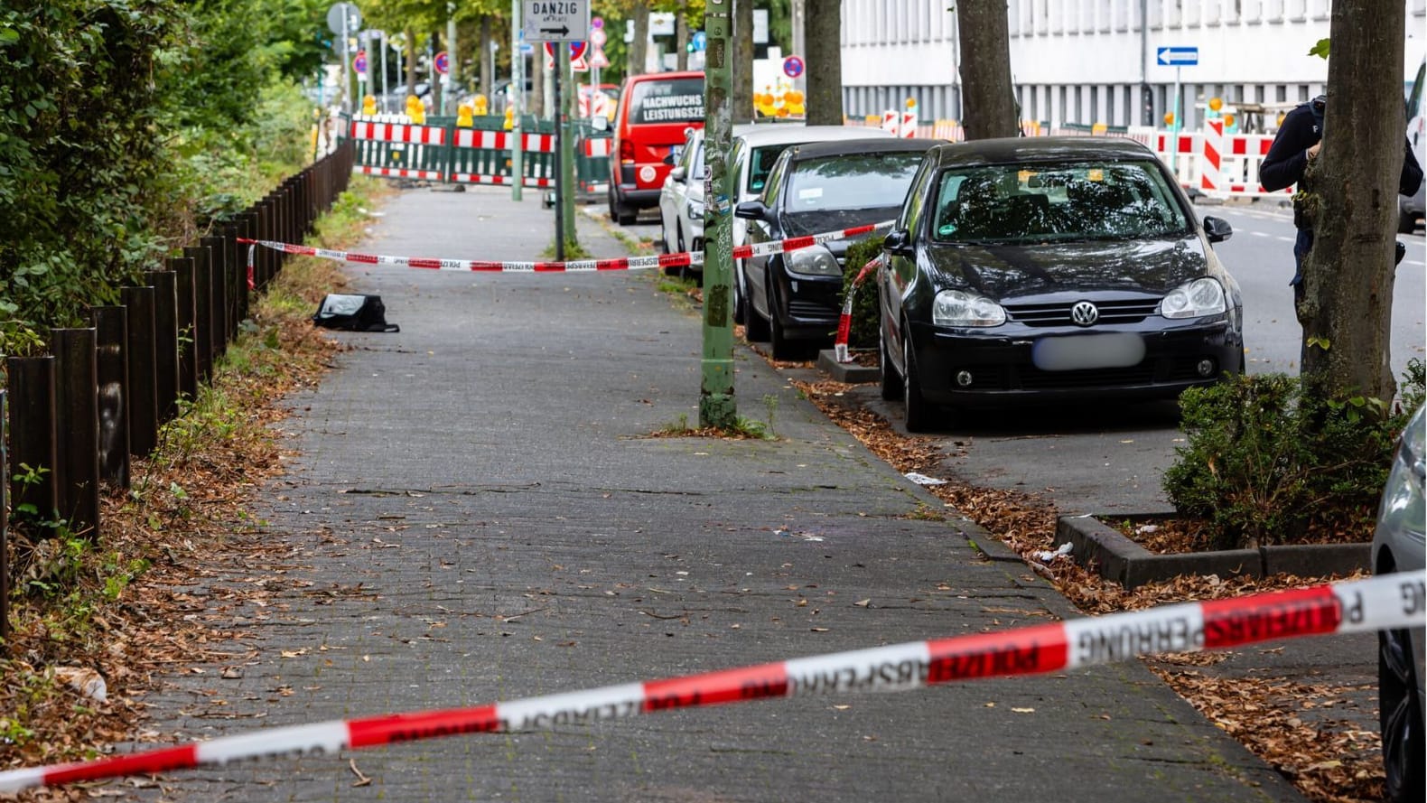 Polizeiabsperrungen am Tatort in Frankfurt: In der Nacht zu Samstag, dem 14. September 2024, kam es in der Ostparkstraße in Frankfurt-Bornheim zu einem größeren Einsatz von Polizei und Rettungsdienst. Am Samstagmorgen, gegen 08:00 Uhr, war ein Teil der Ostparkstraße weiterhin abgesperrt, während die Ermittlungen der Polizei fortgesetzt wurden. Der Einsatz geht auf den Verdacht eines Tötungsdelikts zurück, der aktuell im Raum steht.Auf einem Gehweg wurden diverse Blutspuren entdeckt, was die Spekulationen über ein schweres Verbrechen verstärkt. Die Polizei sicherte den Bereich weiträumig, und es wird mit Hochdruck an der Aufklärung des Falles gearbeitet.Vor Ort wurde ebenfalls das Eintreffen der Kriminalpolizei erwartet, die die weiteren Untersuchungen übernehmen soll. Details zu möglichen Tatverdächtigen oder weiteren Hintergründen sind derzeit noch nicht bekannt.