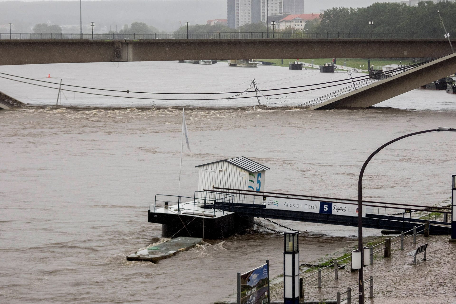 Schiffsanleger in der Dresdener Altstadt, dahinter die eingestürzte Carolabrücke: Dresden bereitet sich für das nahende Hochwasser vor.