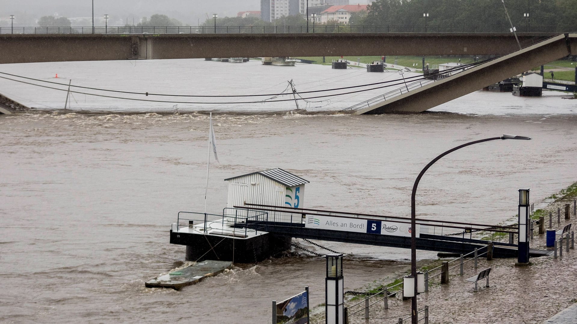 Schiffsanleger in der Dresdener Altstadt, dahinter die eingestürzte Carolabrücke: Dresden bereitet sich für das nahende Hochwasser vor.