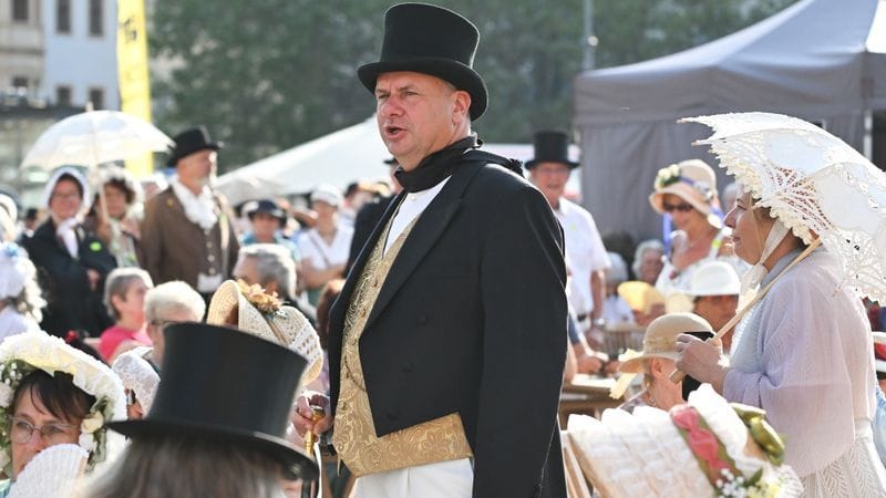 Mit Zylinder und Halstuch: Dirk Hilbert (FDP), Oberbürgermeister von Dresden, nimmt an einer sogenannten Stadtwette auf dem Neumarkt teil.