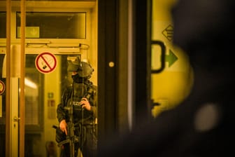 SEK-Beamte im Einsatz (Symbolbild): Am Dienstag rückten Spezialpolizisten nach Hoyerswerda aus.