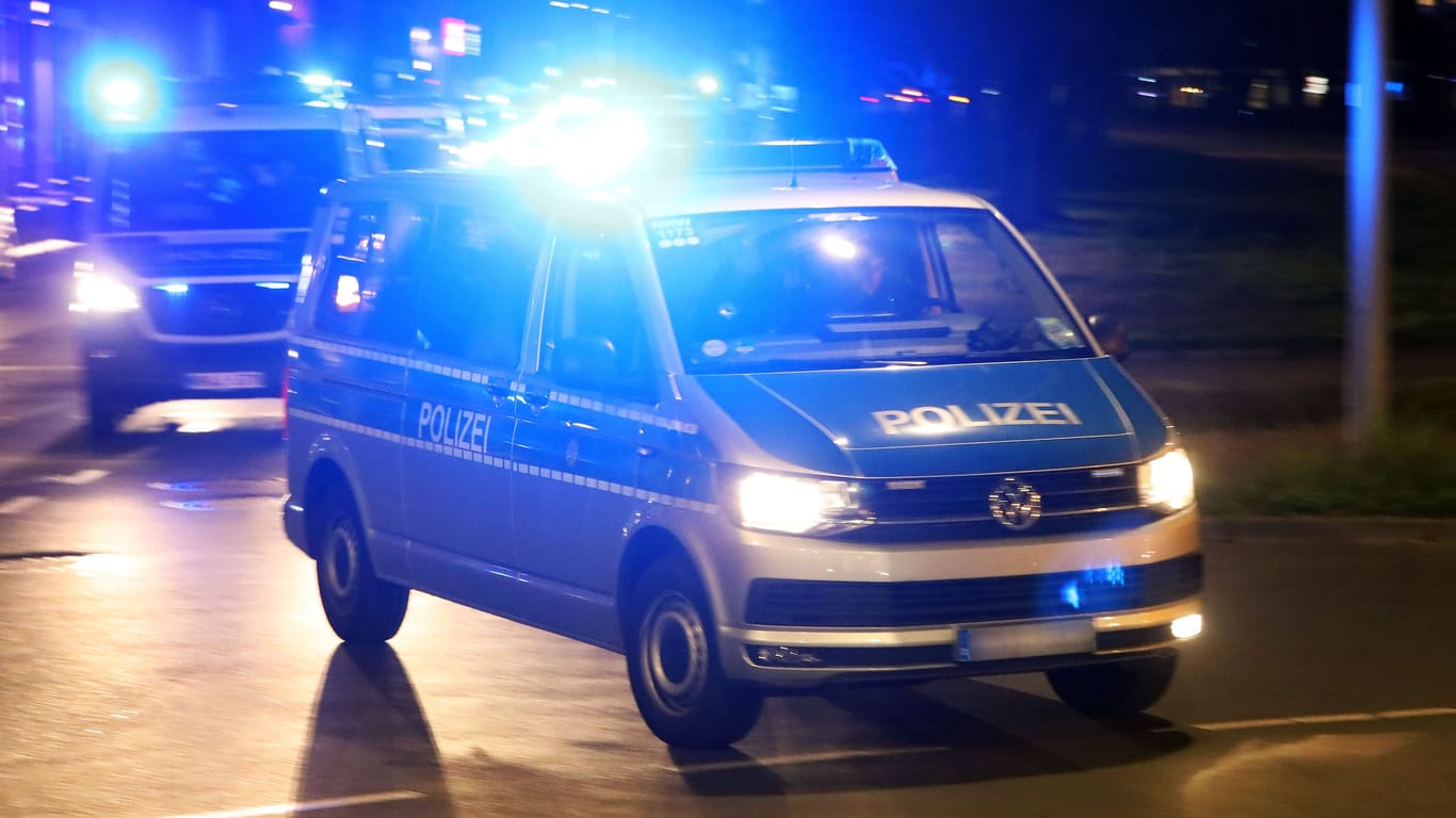 Berlin - Deutschland. Polizei nachts im Einsatz.