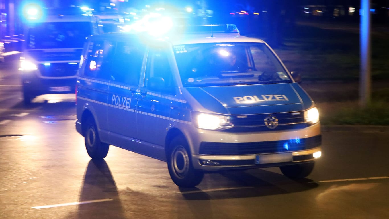 Berlin - Deutschland. Polizei nachts im Einsatz.