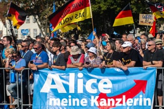 AfD-Wahlkampfveranstaltung (Archivbild): Das Wahlverhalten von Frauen und Männern unterscheidet sich deutlich.