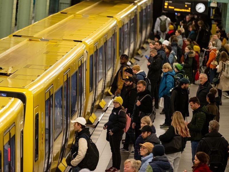 Menschen warten am Alexanderplatz auf die U-Bahn (Archivbild): Die BVG hatte bei der U2, der U9, der U4 sowie der U1 und U3 nach den Sommerferien den Takt leicht geändert.