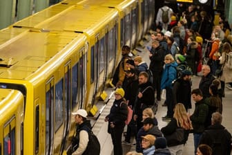 Menschen warten am Alexanderplatz auf die U-Bahn (Archivbild): Die BVG hatte bei der U2, der U9, der U4 sowie der U1 und U3 nach den Sommerferien den Takt leicht geändert.