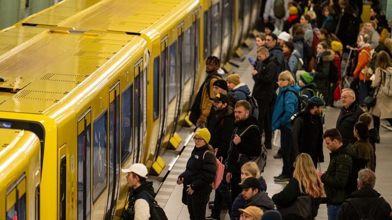 Menschen warten am Alexanderplatz auf die U-Bahn (Archivbild): Die BVG hatte bei der U2, der U9, der U4 sowie der U1 und U3 nach den Sommerferien den Takt leicht geändert.