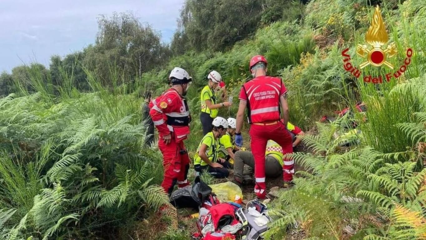 Die Feuerwehr veröffentlichte ein Foto, das die Rettung der Rentnerin zeigt.