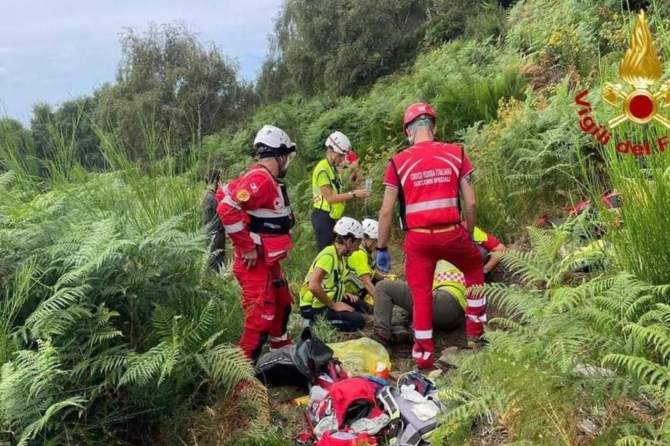 Die Feuerwehr veröffentlichte ein Foto, das die Rettung der Rentnerin zeigt.