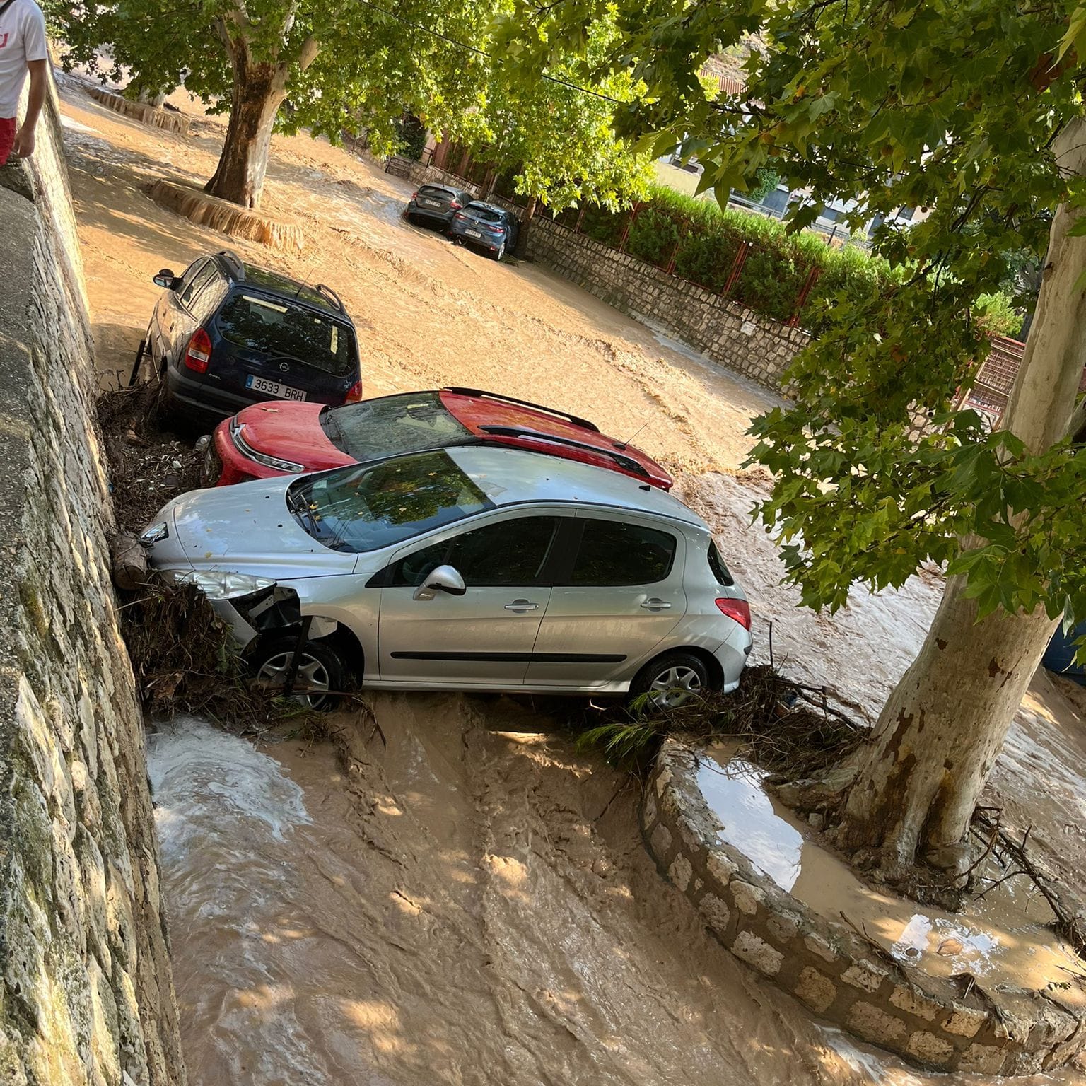 Beschädigte Autos nach den Überschwemmungen in Spanien.