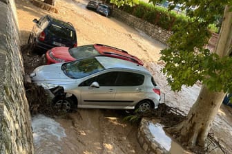 Beschädigte Autos nach den Überschwemmungen in Spanien.