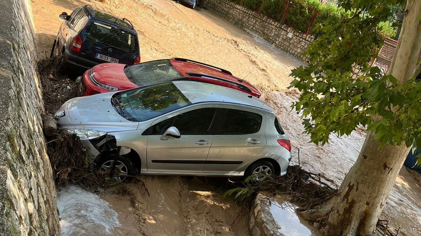 Beschädigte Autos nach den Überschwemmungen in Spanien.