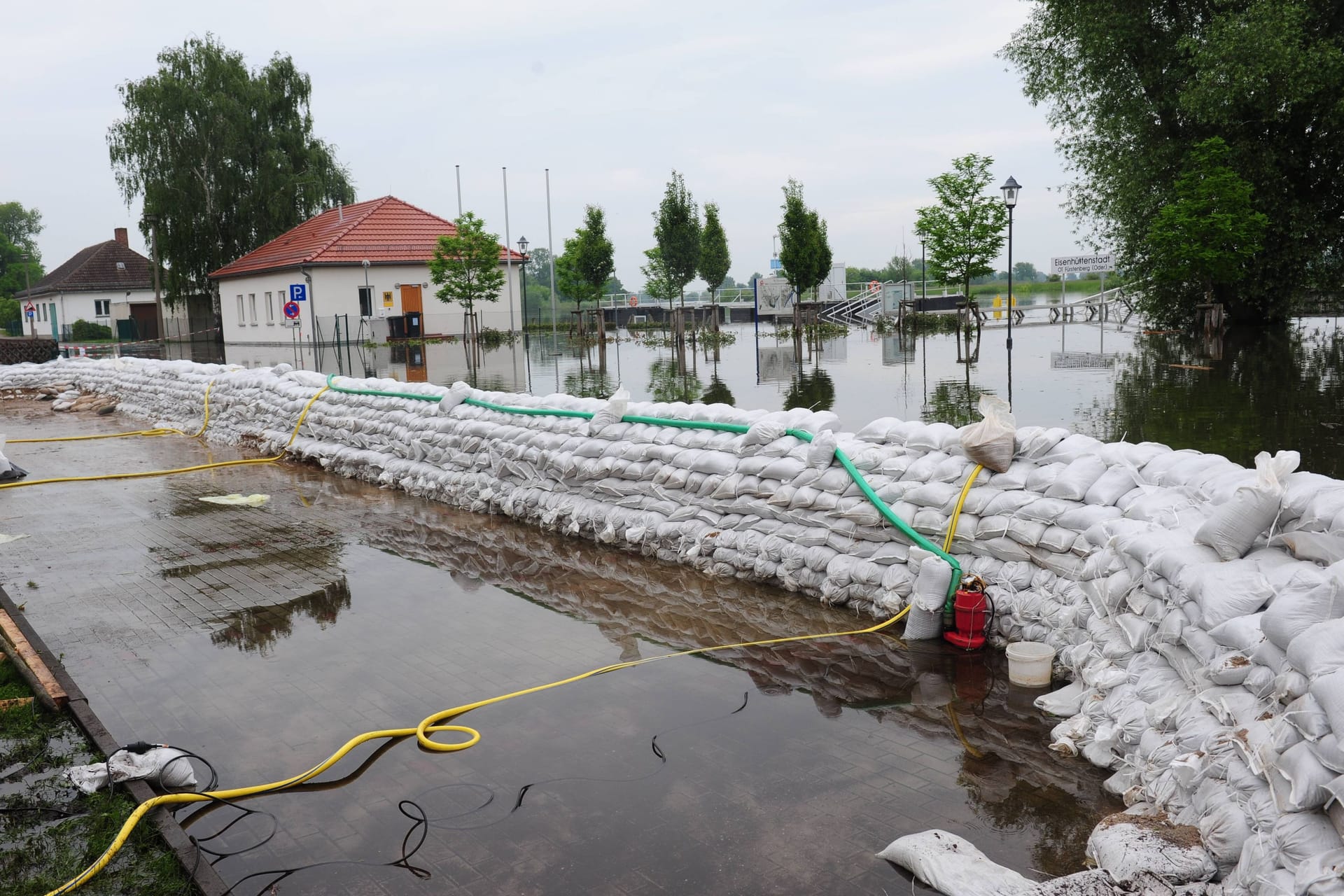 Überschwemmung in Eisenhüttenstadt: Die höchste Alarmstufe wurde ausgerufen.