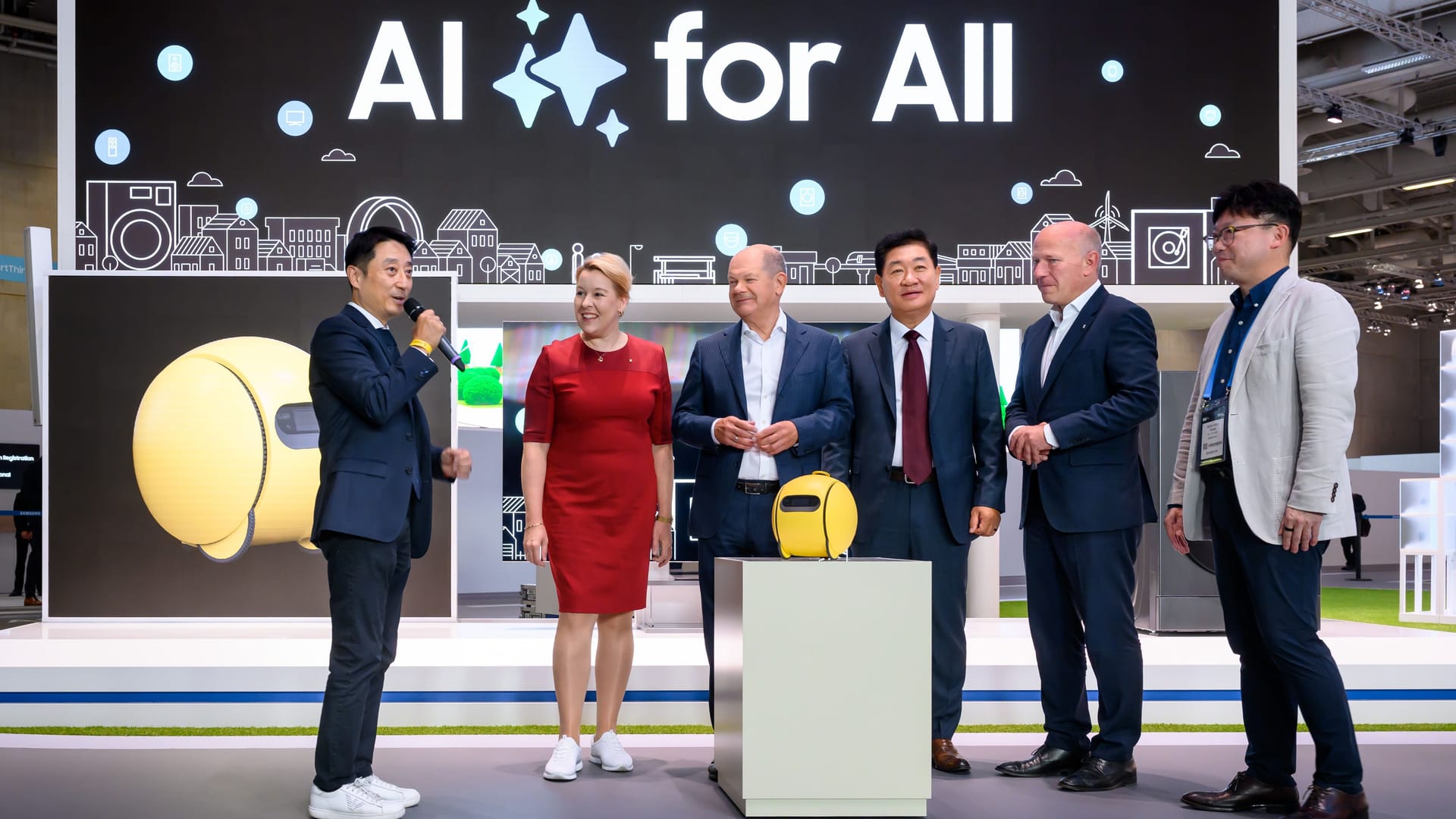 "AI for All": Mit diesem Slogan wirbt Samsung auf der diesjährigen IFA. Beim südkoreanischen Hersteller startete Bundeskanzler Olaf Scholz seinen Messerundgang.