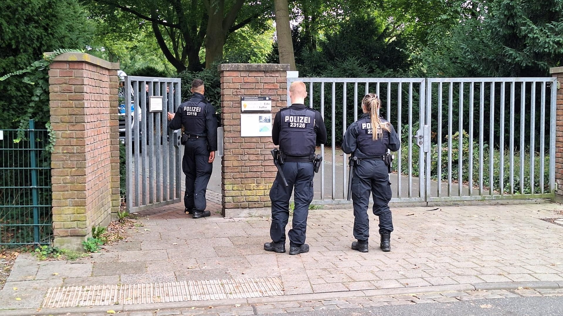 Polizisten stehen vor dem Waller Friedhof: Dort wurde der blutüberströmte Mann noch von Zeugen gesehen.