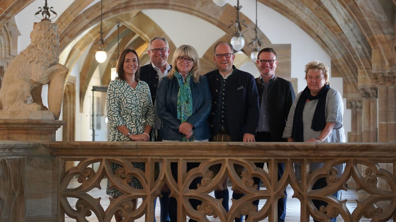 Von links nach rechts: Die neue Beisitzerin Veronika Mirlach, Schatzmeister Sebastian Schall, Vize-Vorsitzende Evelyne Menges, Vorsitzender Manuel Pretzl, Vize-Vorsitzender Hans Theiss und Beisitzerin Beatrix Burkhardt.