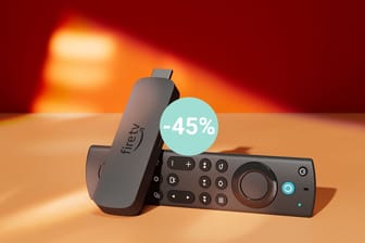 Den Fire TV Stick stecken Sie in den Fernseher und sehen so Serien und Filme bei Streamingdiensten wie Netflix.