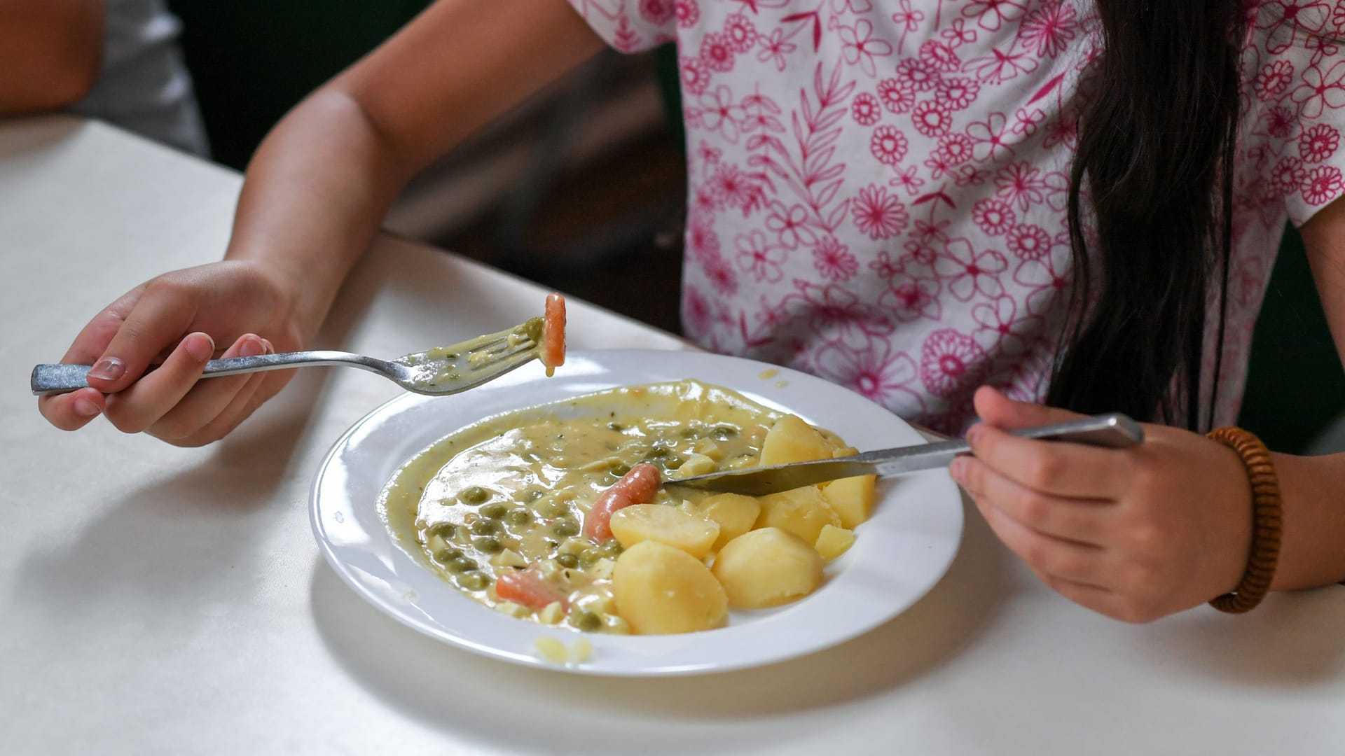 Schülerin beim Mittagessen (Symbolbild): Bei der Auslieferung des Schulessens in Berlin hakt es immer noch.