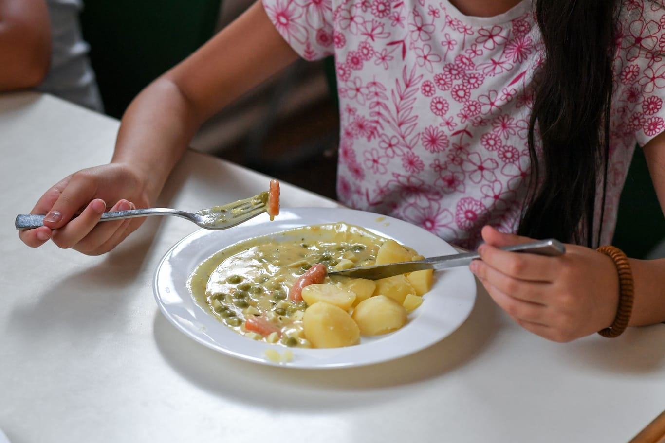 Schülerin beim Mittagessen (Symbolbild): Bei der Auslieferung des Schulessens in Berlin hakt es immer noch.