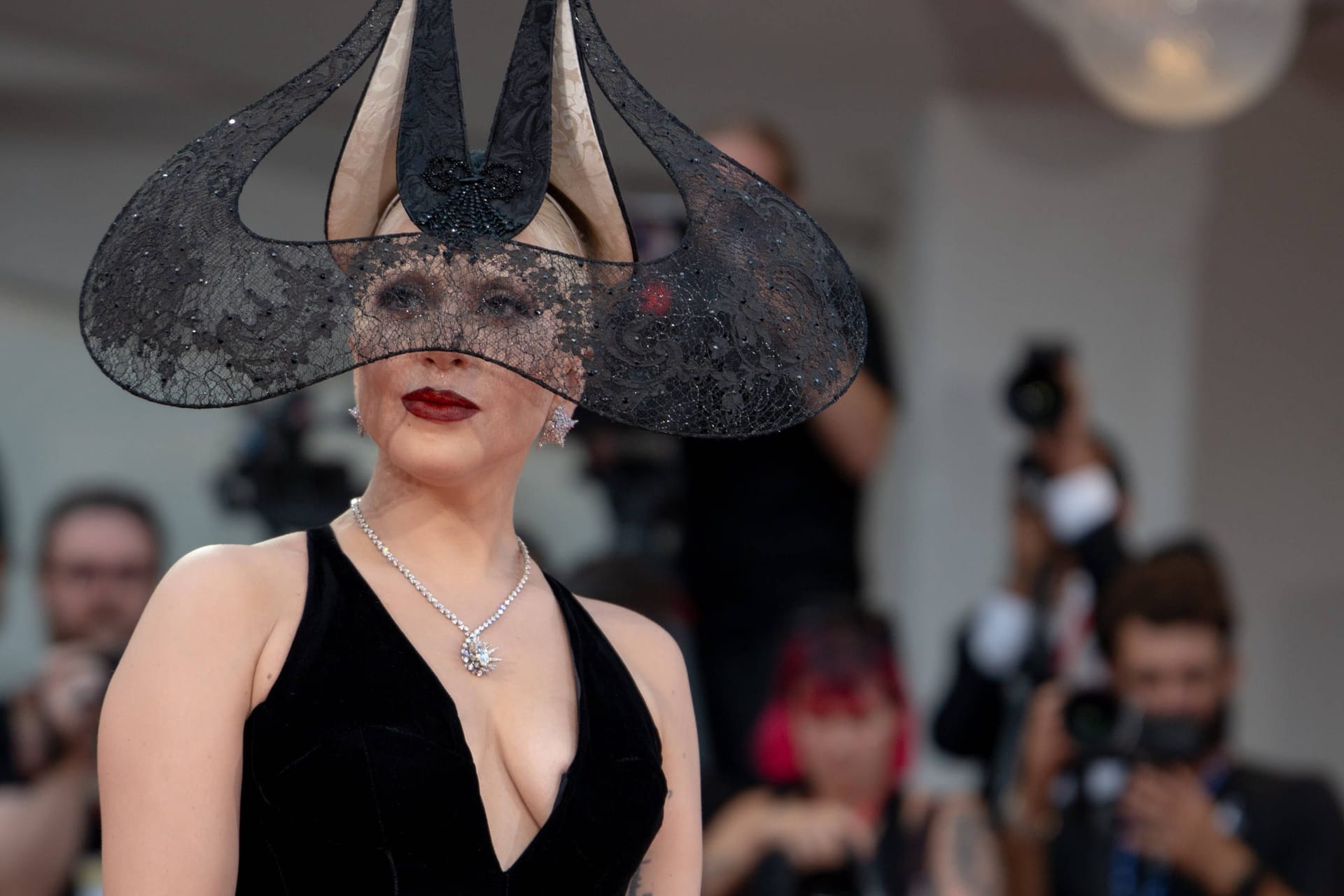 Lady Gaga: Bei den 81. Filmfestspielen von Venedig schlug ihr Outfit hohe Wellen.