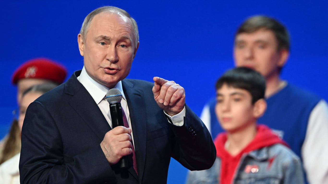 Wladimir Putin: Russlands Regime indoktriniert die Jugend.