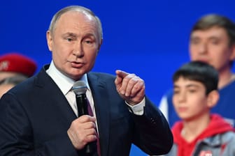 Wladimir Putin: Russlands Regime indoktriniert die Jugend.