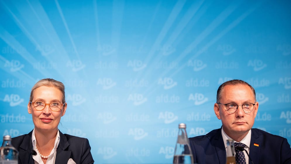 alice-weidel-parteivorsitzende-tino-chrupalla-parteivorsitzender-auf-der-pressekonferenz-am-tag-nach-den-beiden-landtagswahlen-in-thueringen-und-sachsen-pressekonferenz-der-afd-am-tag-nach-den-landtagswahlen-in-thueringen-und-sachsen-berlin-berlin-deutschland-bundesgeschaeftsstelle-der-afd-alice-weidel-party-chairwoman-tino-chrupalla-party-chairman-at-the-press-conference-on-the-day-after-the-state-elections-in-thuringia-and-saxony-afd-press-conference-on-the-day-after-the-state-elections-in-thuri.jpg