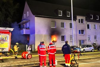 Flammen schlagen aus dem Fenster einer Wohnung: Bei dem Brand kam eine Frau ums Leben.