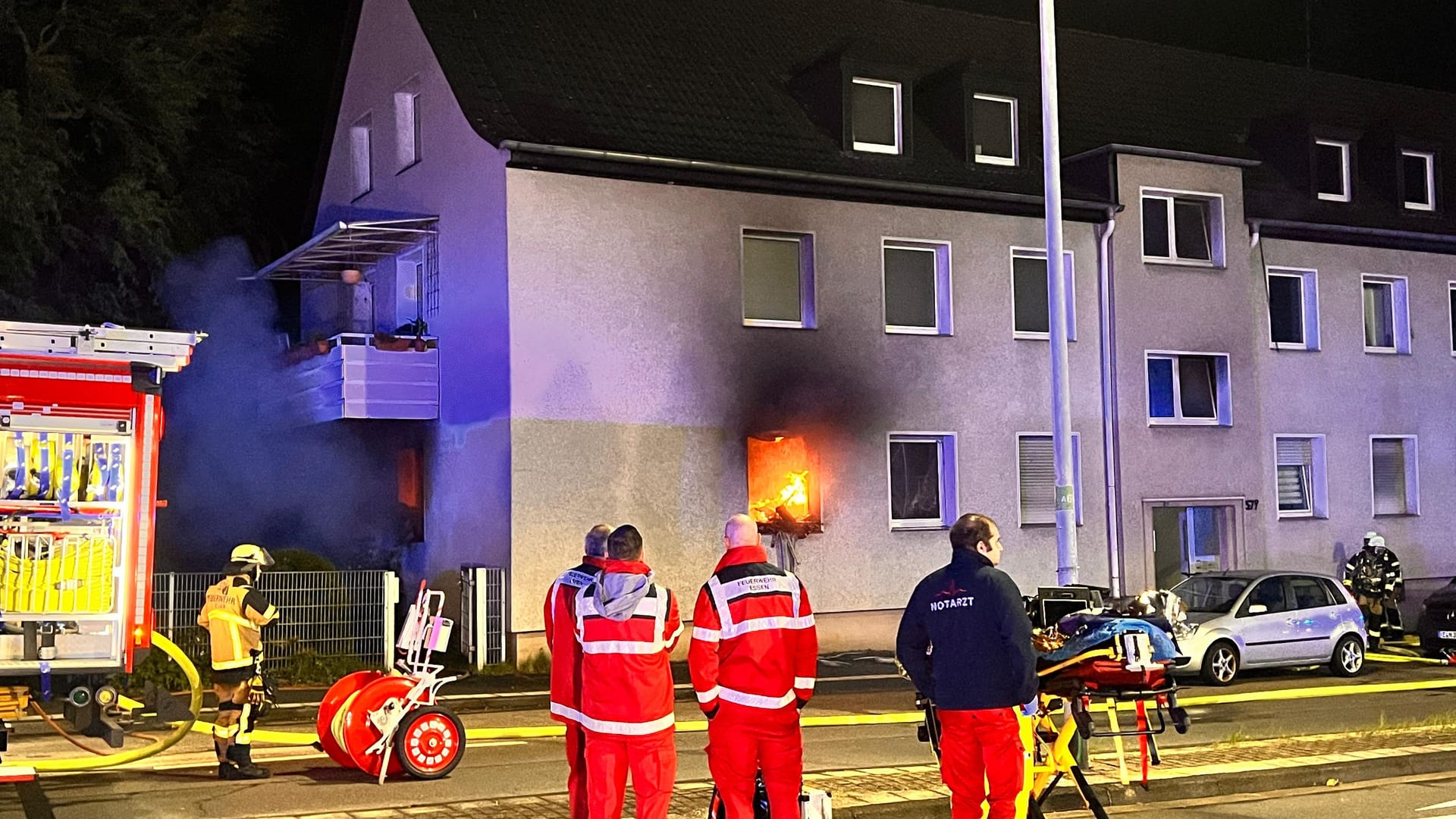 Flammen schlagen aus dem Fenster einer Wohnung: Bei dem Brand kam eine Frau ums Leben.