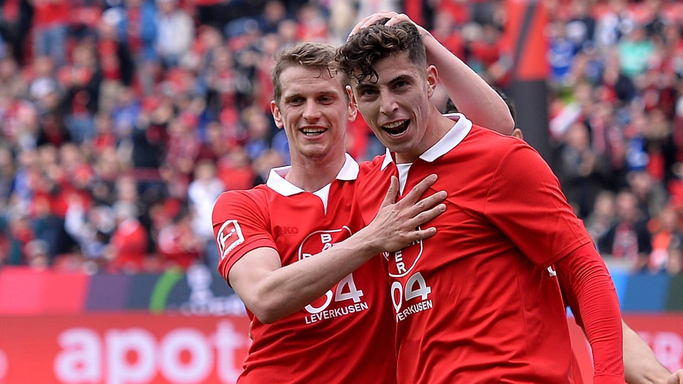 Lars Bender (l.) feiert gemeinsam mit Kai Havertz: Gemeinsam spielten sie einst bei Bayer Leverkusen.