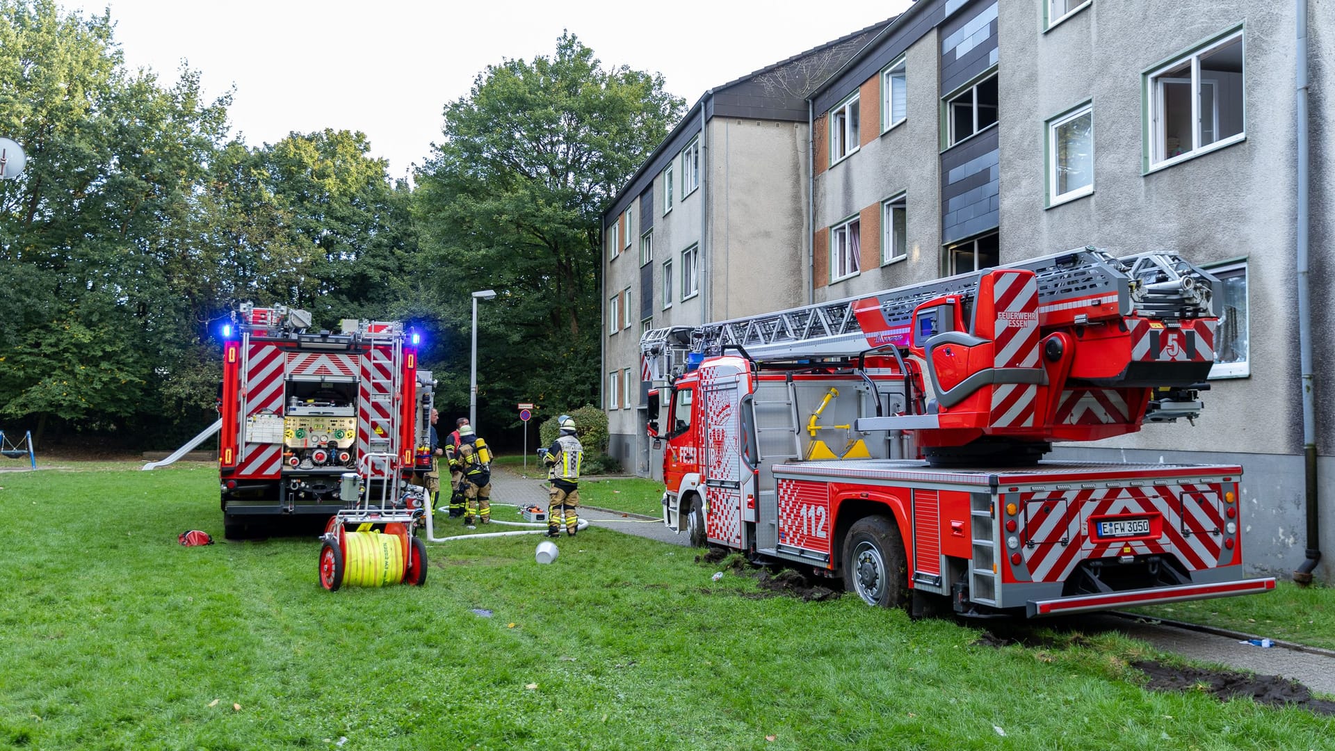 Feuerwehreinsatz in Essen: Bei dem Brand in Essen sind zahlreiche Personen verletzt worden, zwei Kinder schwebten in Lebensgefahr.